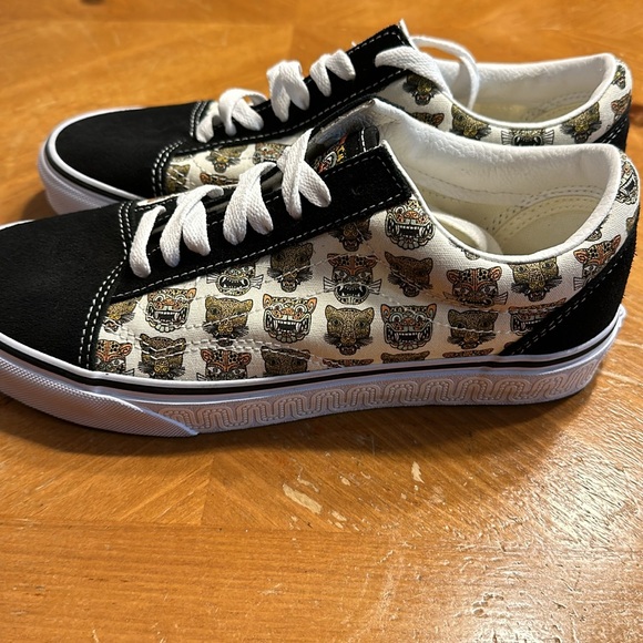 Women’s VANS Old Skool Sneakers Aztec Print Jaguar Lion Tiger Black Size 8 NEW - Picture 2 of 6